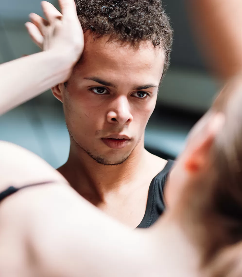 Tanzstudent schaut seine Tanzpartnerin an