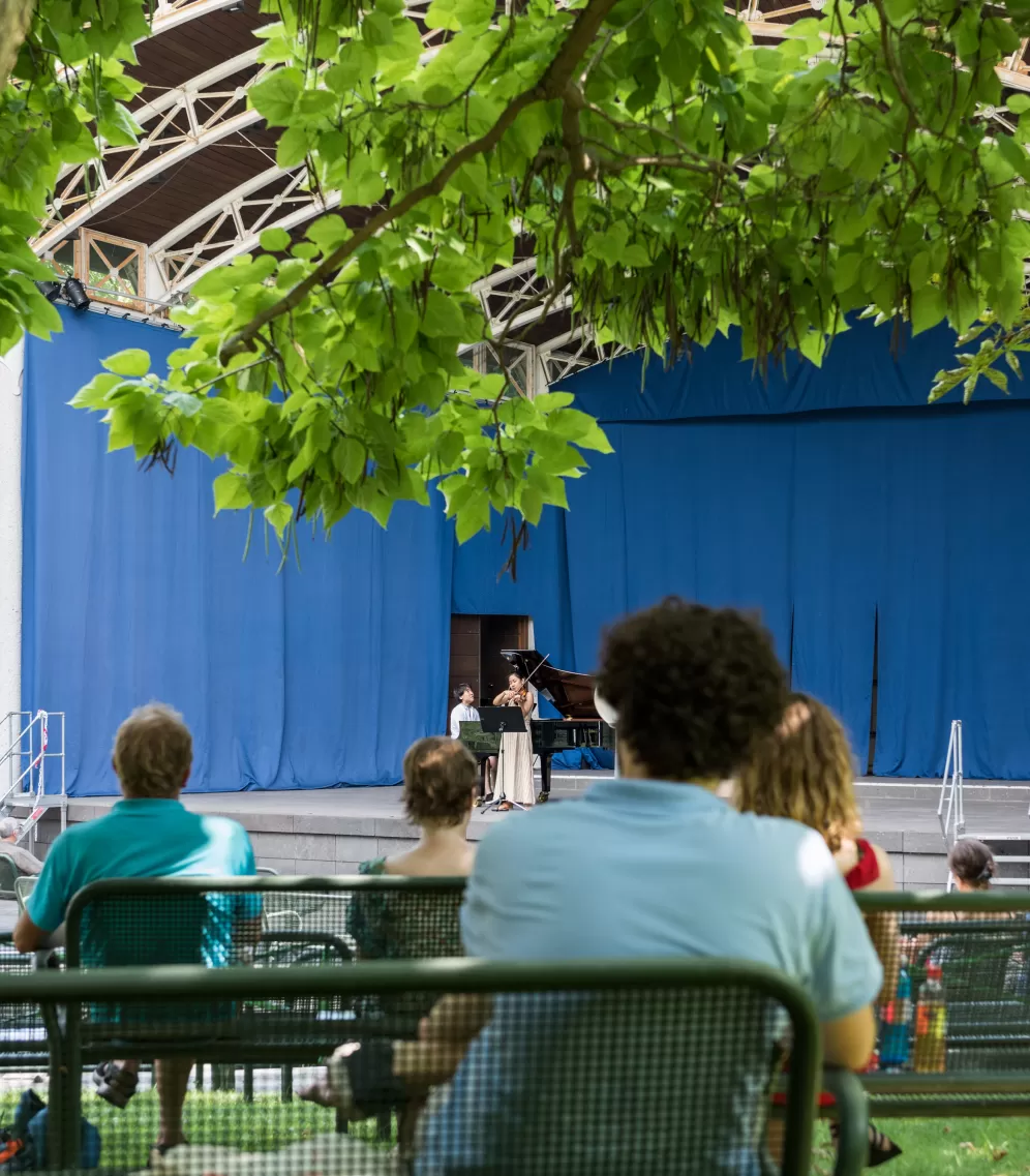 Eine Geigerin und ein Pianist auf einer Bühne im Palmengarten.