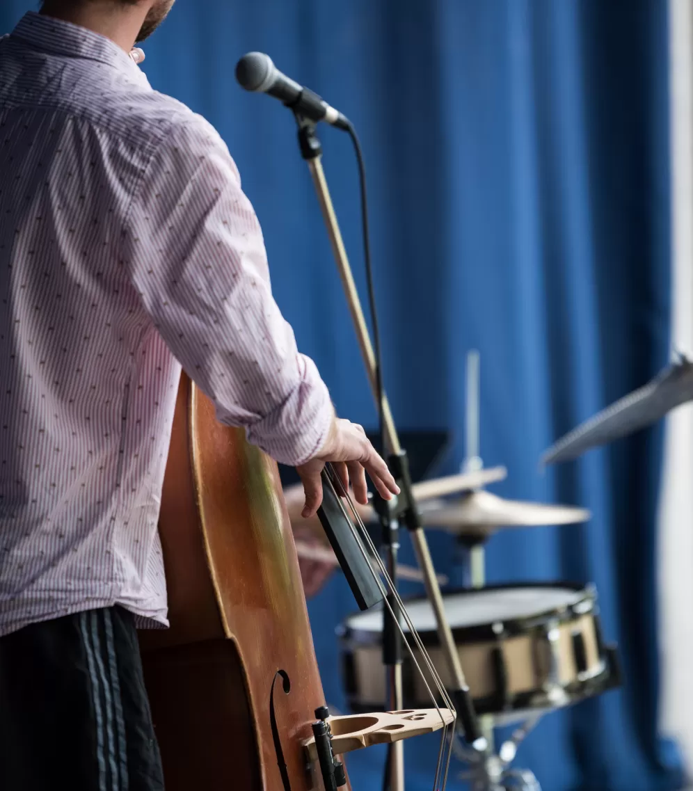 Person zupft auf Kontrabass