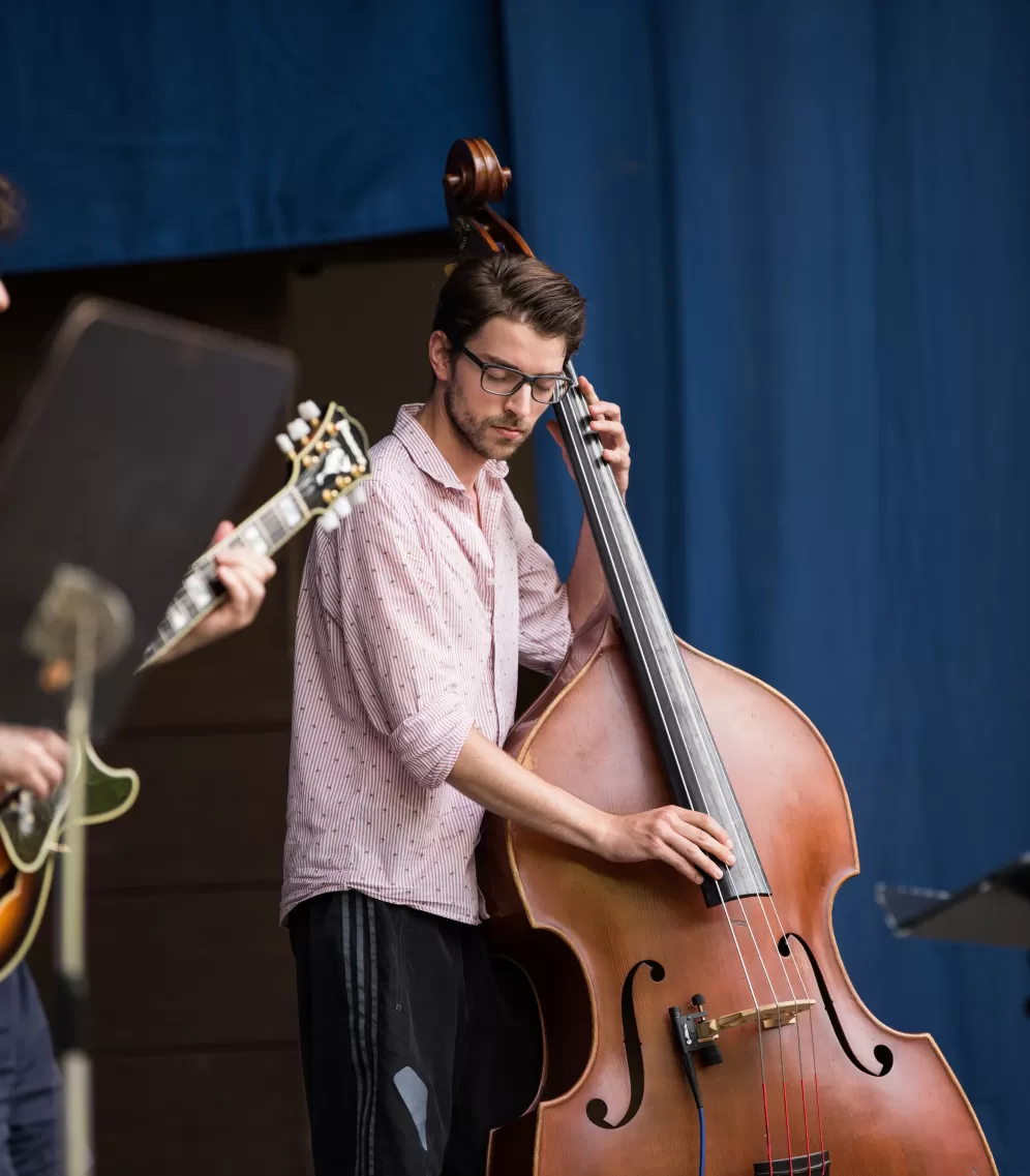 Jakob Krupp zupft mit geschlossenen Augen auf einem Kontrabass