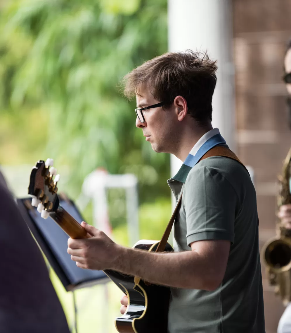 Jonas Wiesner an der Jazzgitarre