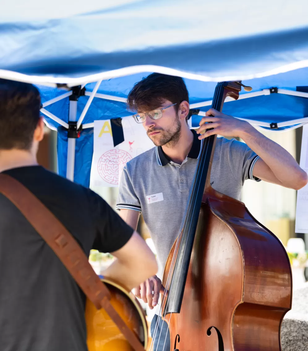 Ein Kontrabassist zupft auf seinem Instrument