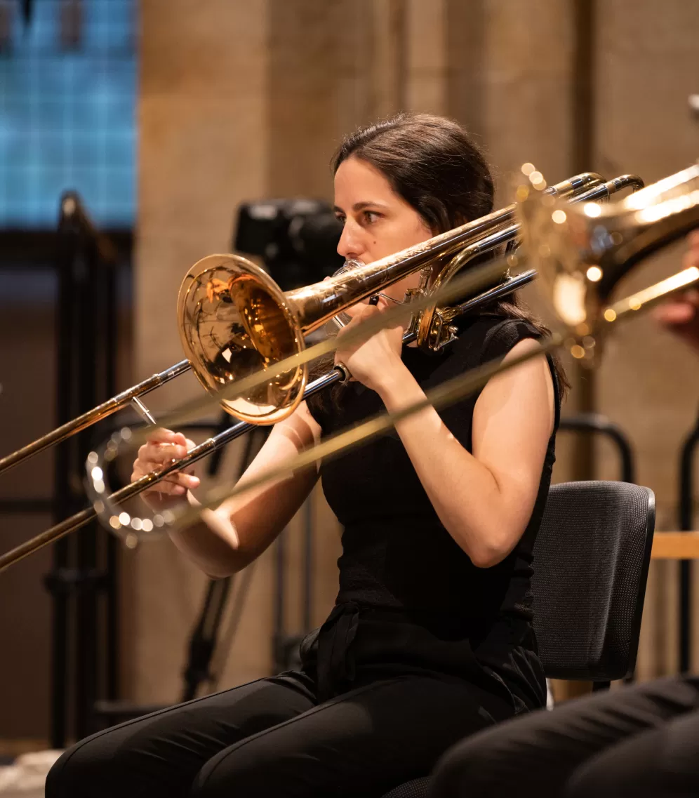 Zwei Personen spielen Posaune in schwarzer Konzertkleidung