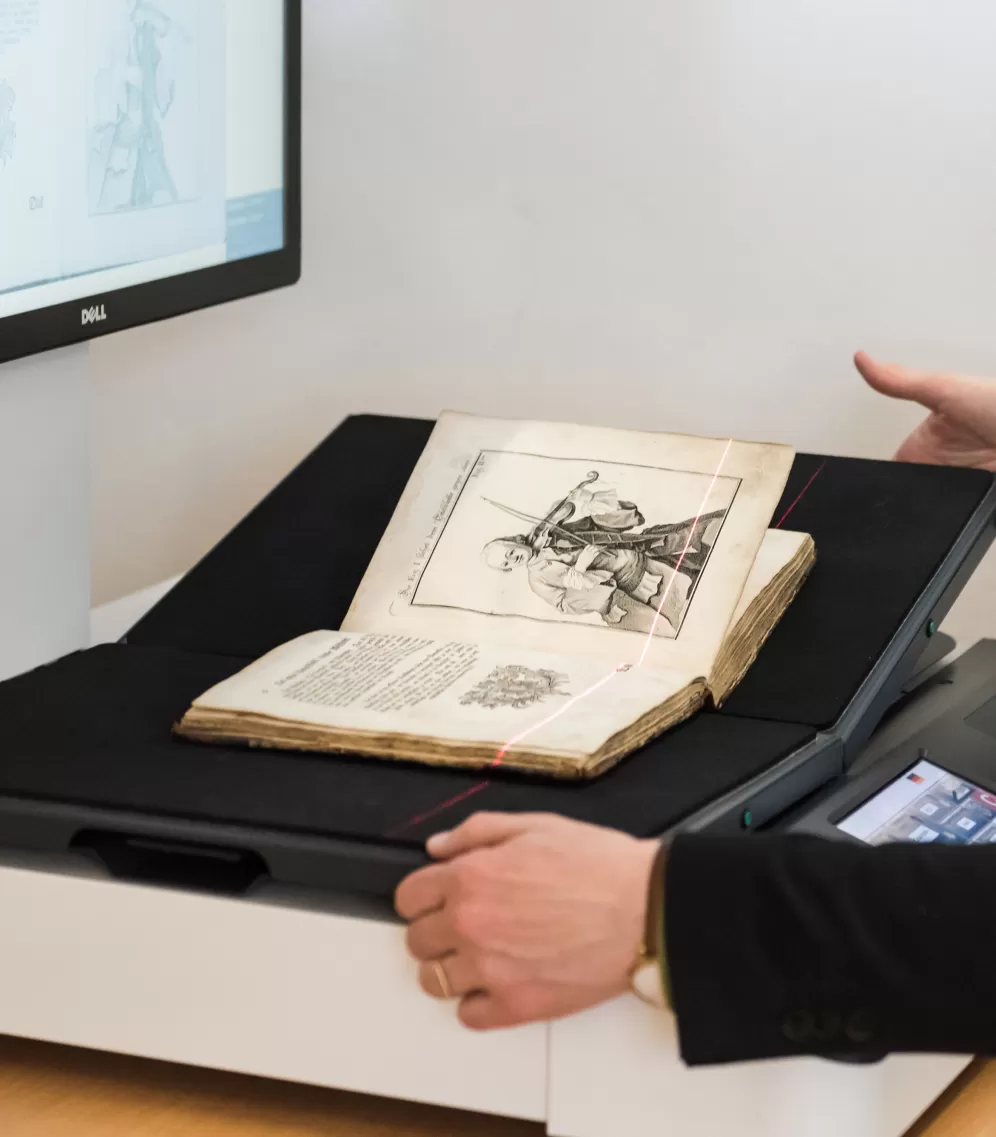 Altes Buch während eines Scanvorgangs auf einer schwarzen Unterlage