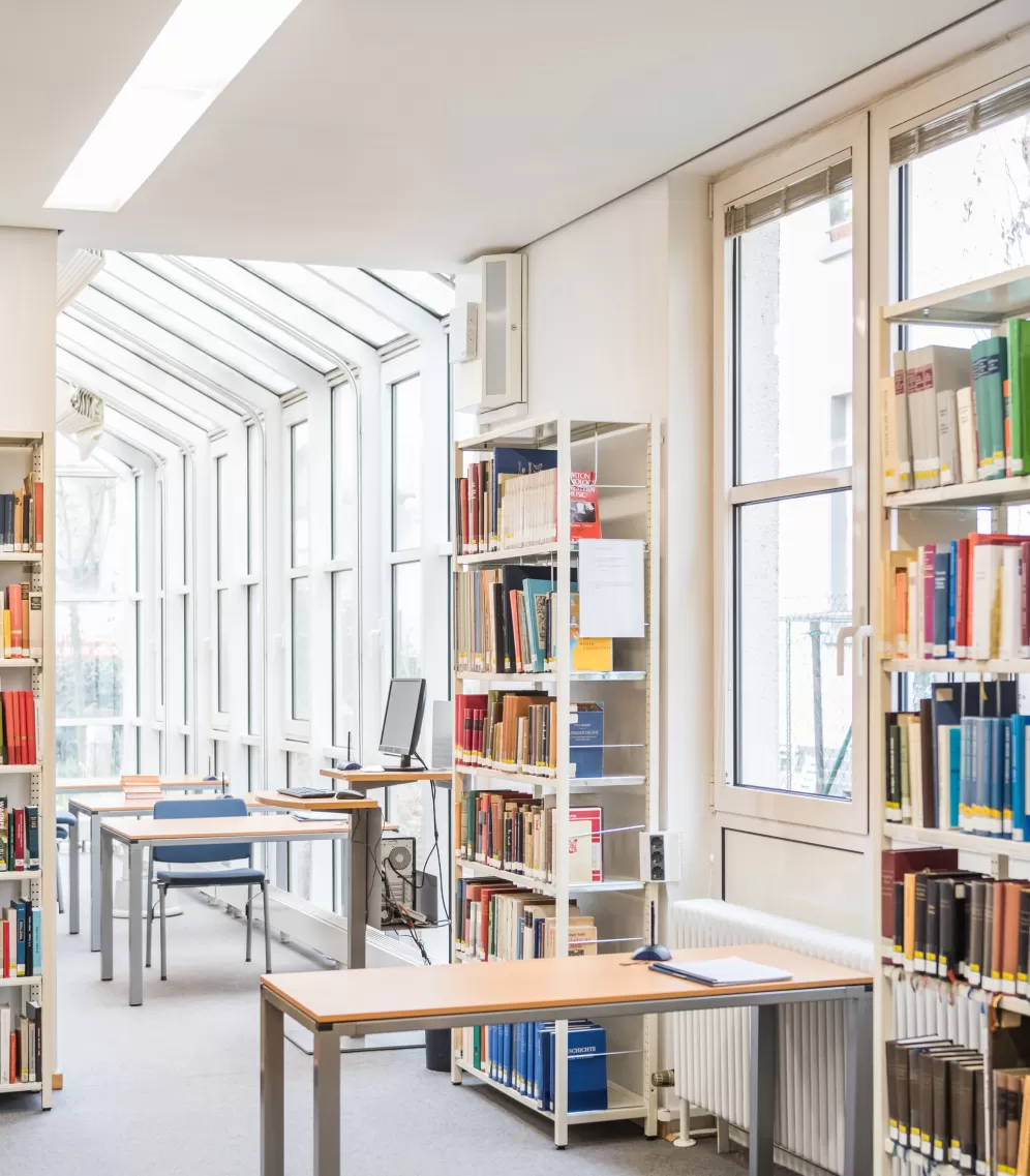 Arbeitsplätze und Regale in der Hochschulbibliothek