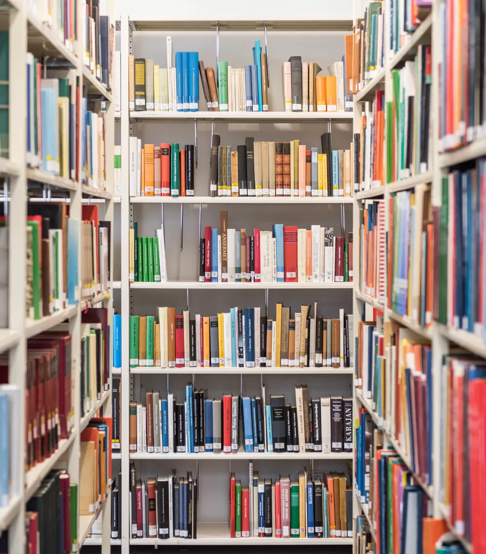 Regale mit Büchern in der Bibliothek