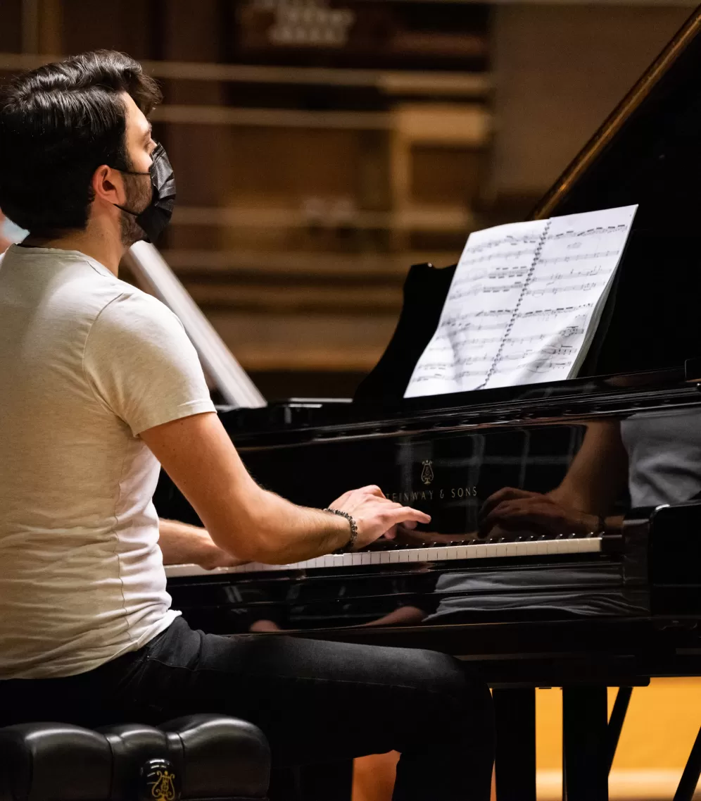 Ein Pianist sitzt am Flügel und spielt