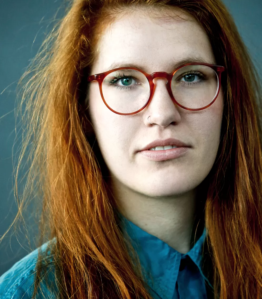 Frau mit roten Haaren und Brille