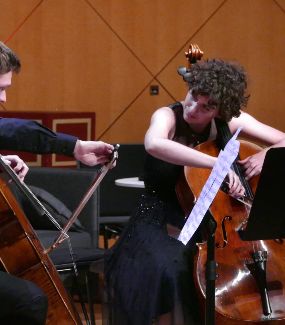 Zwei Jungstudierende (Cello) spielen beim Eröffnungskonzert der Young Academy
