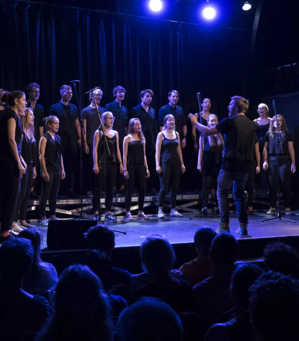 Der Jazz- und Popchor der HfMDK bei einem Auftritt in der Brotfabrik.