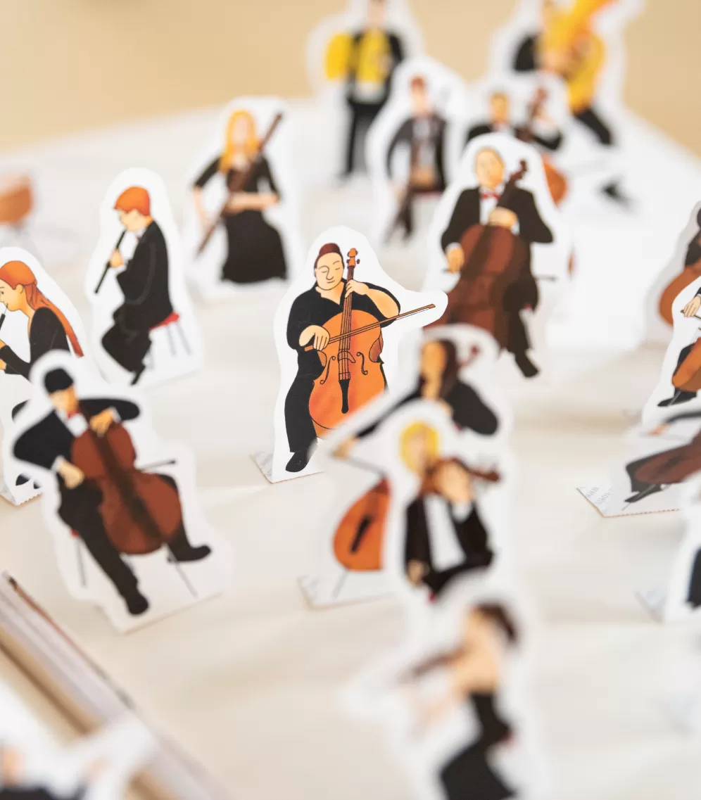 Ein Orchester aus Pappfiguren