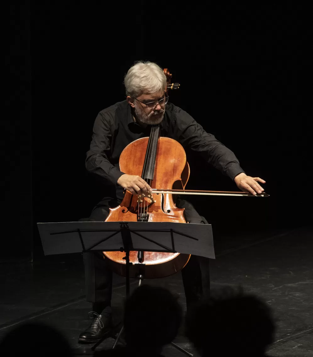 Prof. Lucas Fels spielt Violoncello