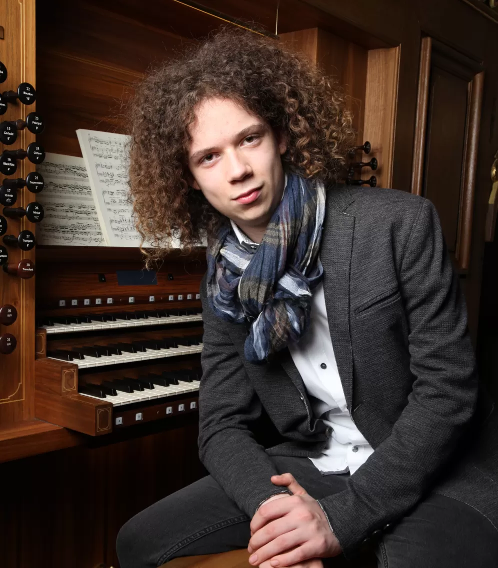 Thorsten an der Rieger-Orgel 