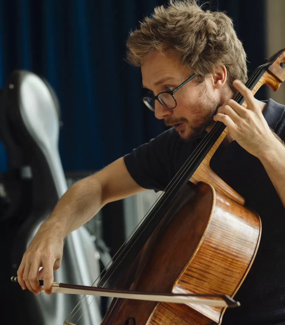 Ein Cellist in der Kammermusikprobe