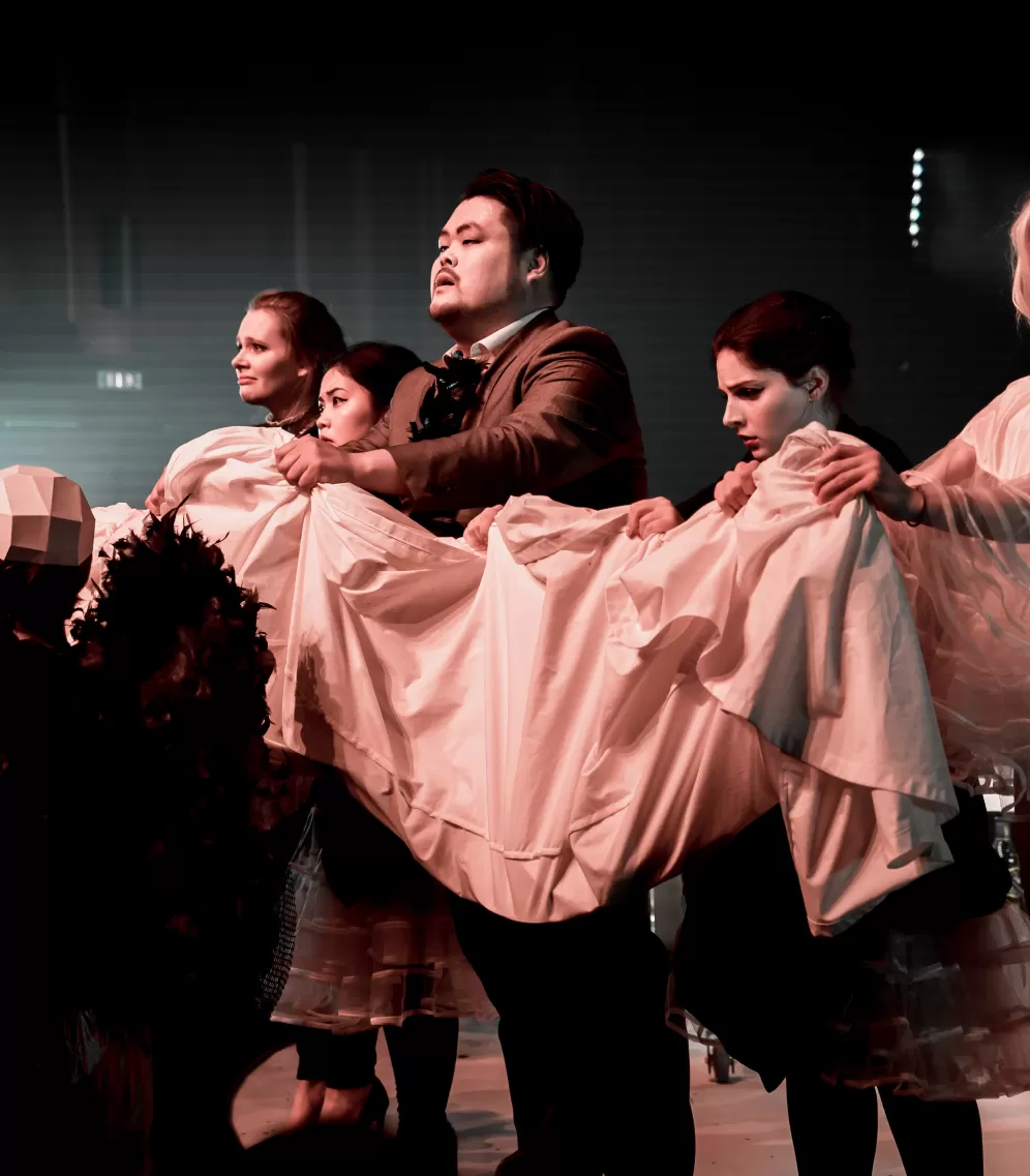 Szene aus "The Long Christmas Dinner" mit 5 Sängerinnen und Sängern, die gemeinsam ein großes Tuch halten.