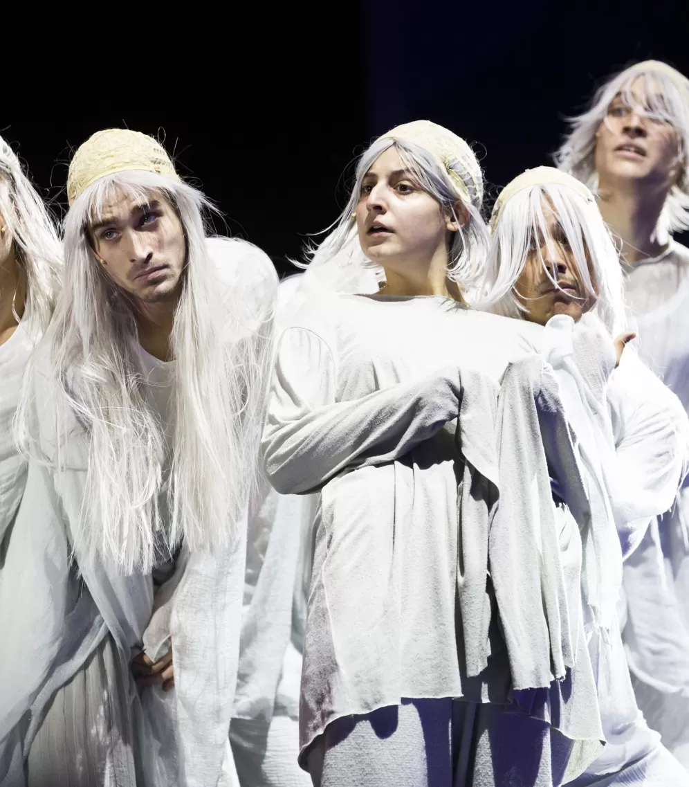 Fünf Schauspieler*innen stehen als Geister dicht aneinander und schauen erwartungsvoll.