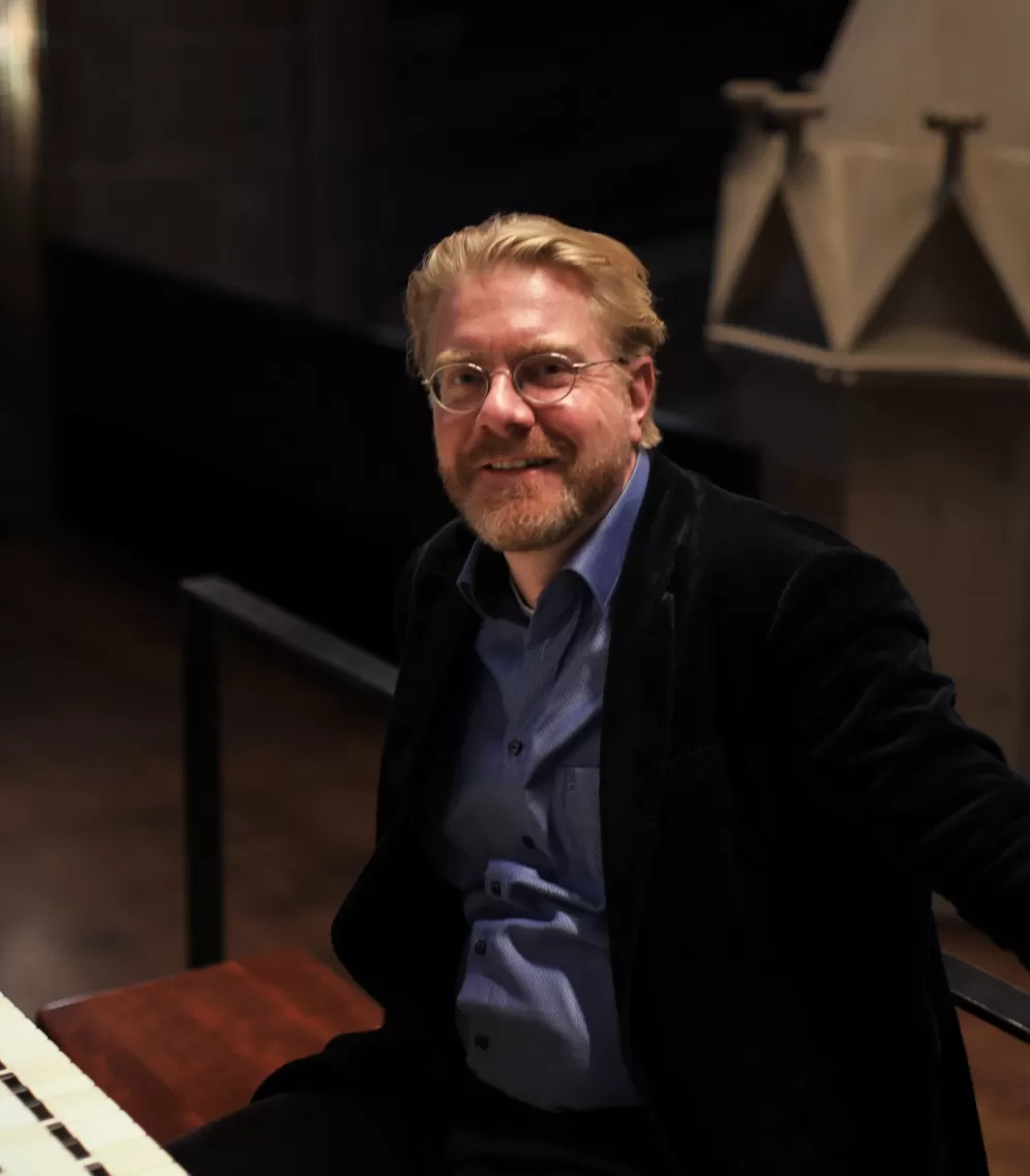 Organist Prof. Carsten Wiebusch an der Orgel