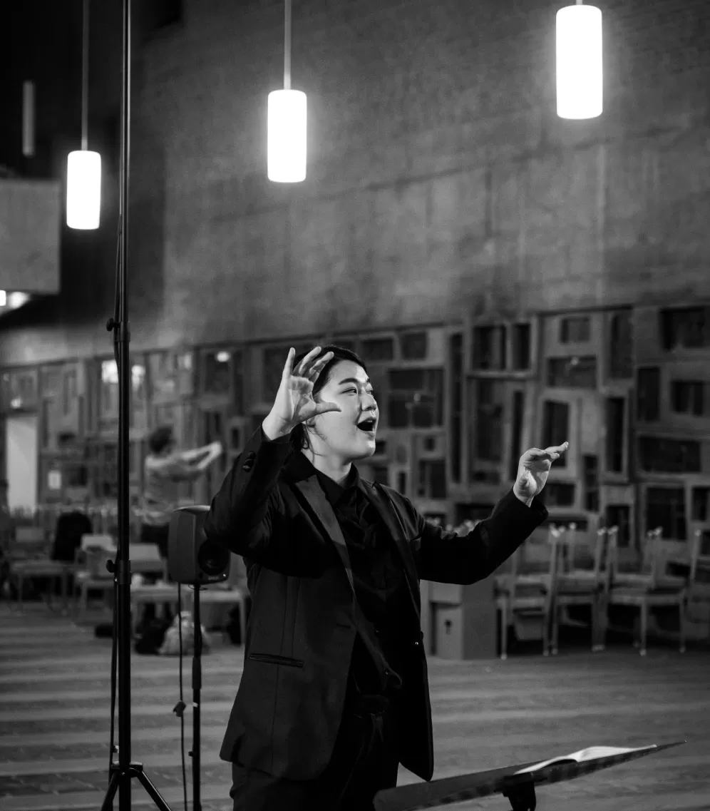 Chorleitungsstudentin leitet eine Probe des Kammerchors der HfMDK