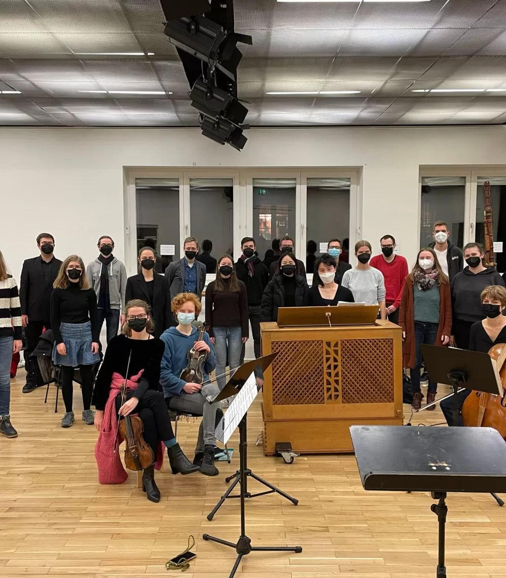 Gruppenfoto aller Mitwirkenden am Ende der Hauptprobe mit Orchester