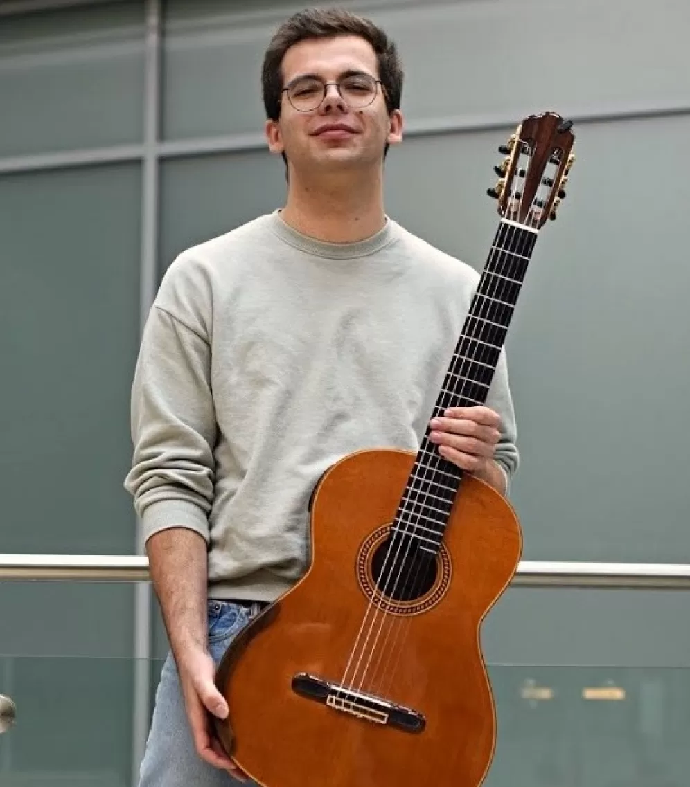 Foto von Axel Rohmer mit Gitarre 