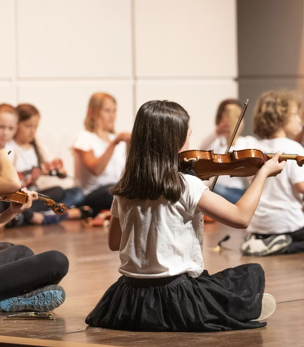 Kinder mit Violinen