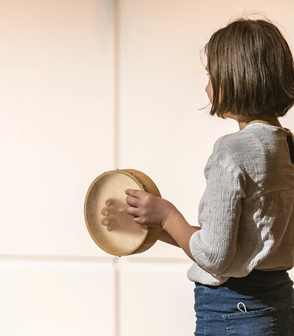 Mädchen mit Tambourin 2