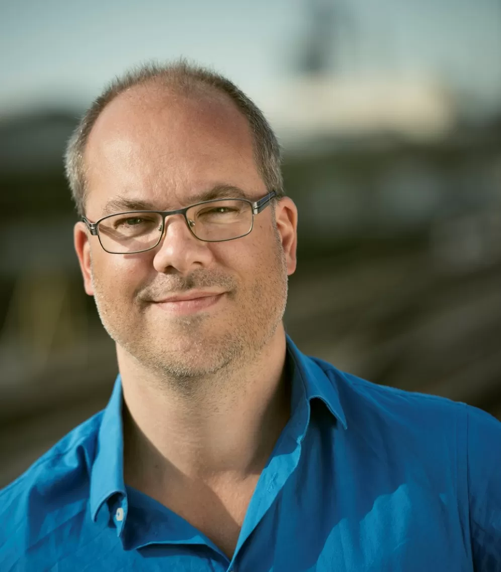 Porträtfoto von Jaan Bossier im blauen Hemd