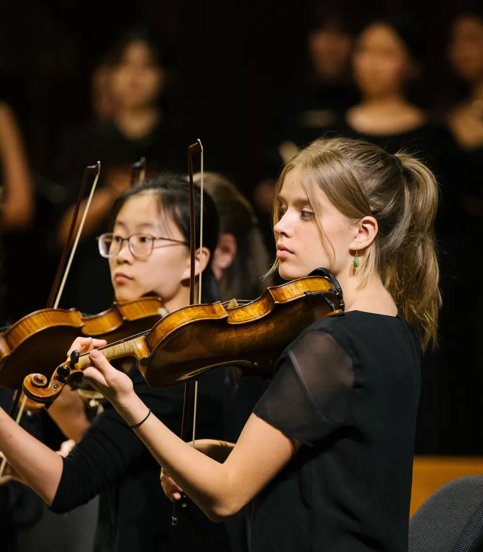 Zwei Violinistinnen im Orchesterkonzert