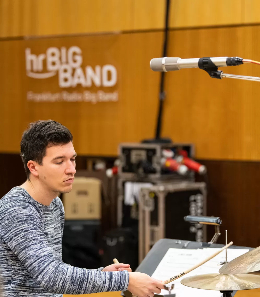 Schlagzeugstudent am Instrument im Studio der hr-Bigband
