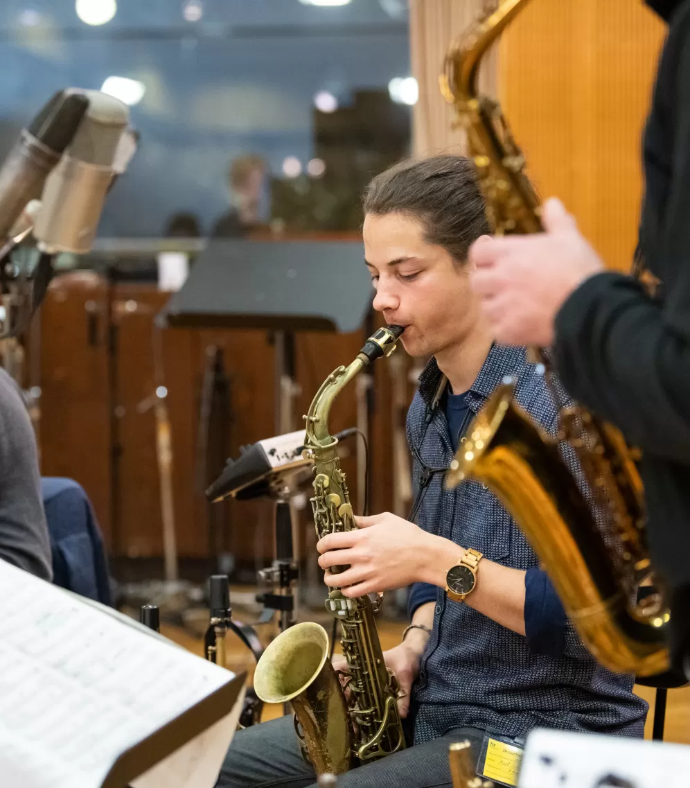 Probe im Studio der hr-Bigband, zwei Musiker spielen Saxophon.