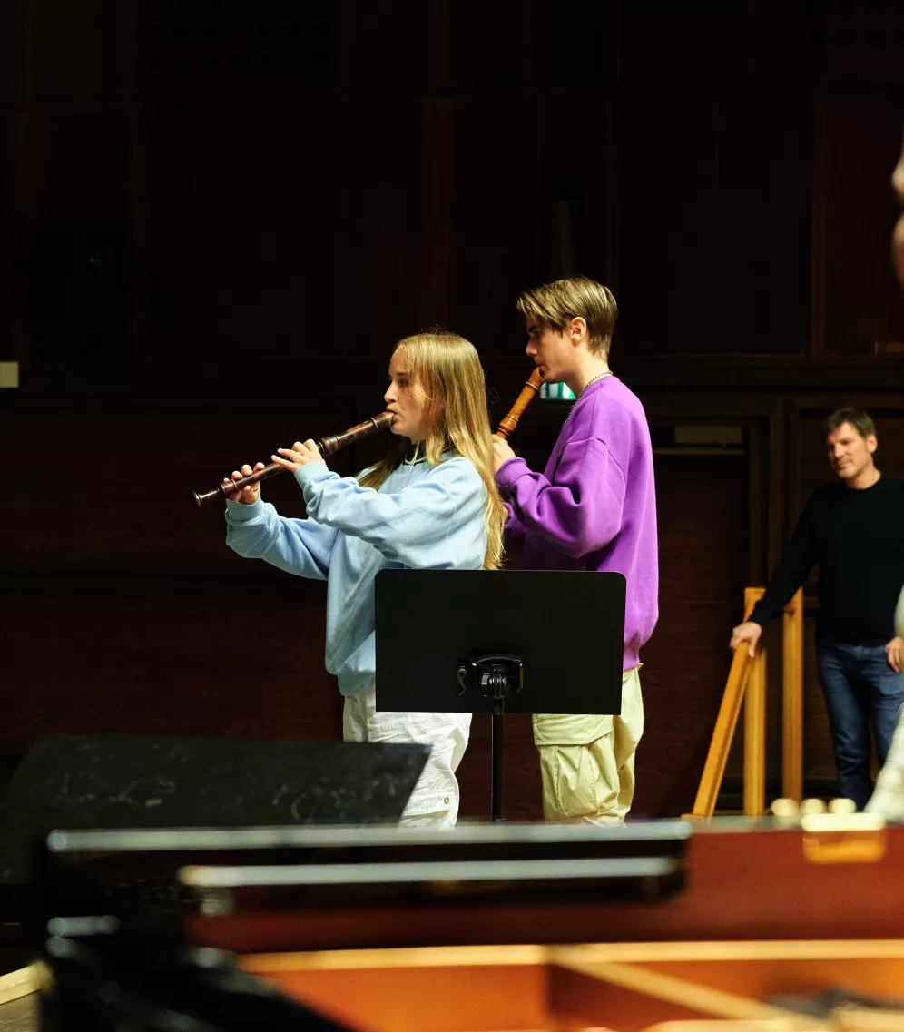 Zwei Personen spielen Blockflöte.