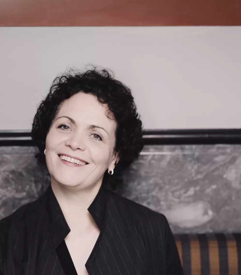 Porträtfoto von Tabea Zimmermann im dunkelblauen Blazer.