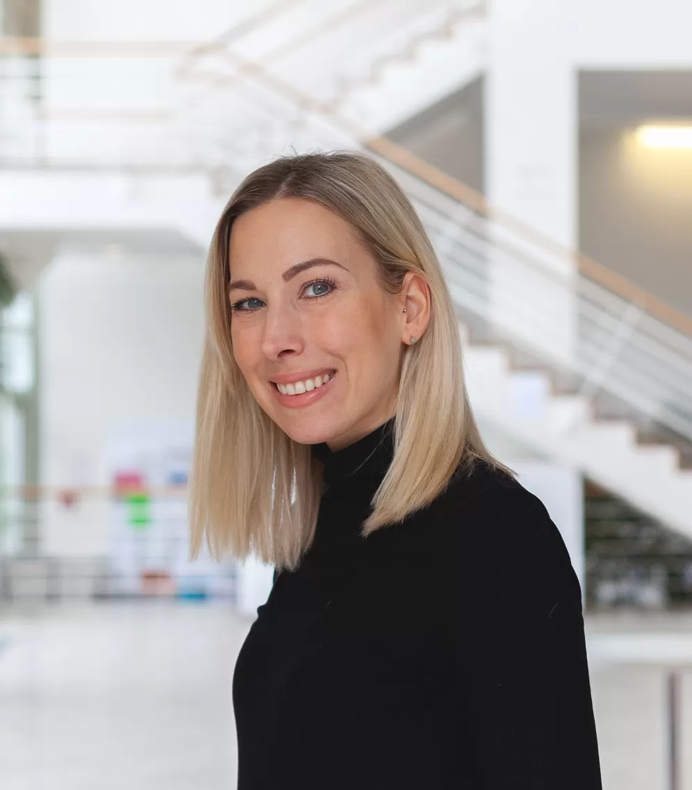 Porträt von Jasmin Müßig im Foyer