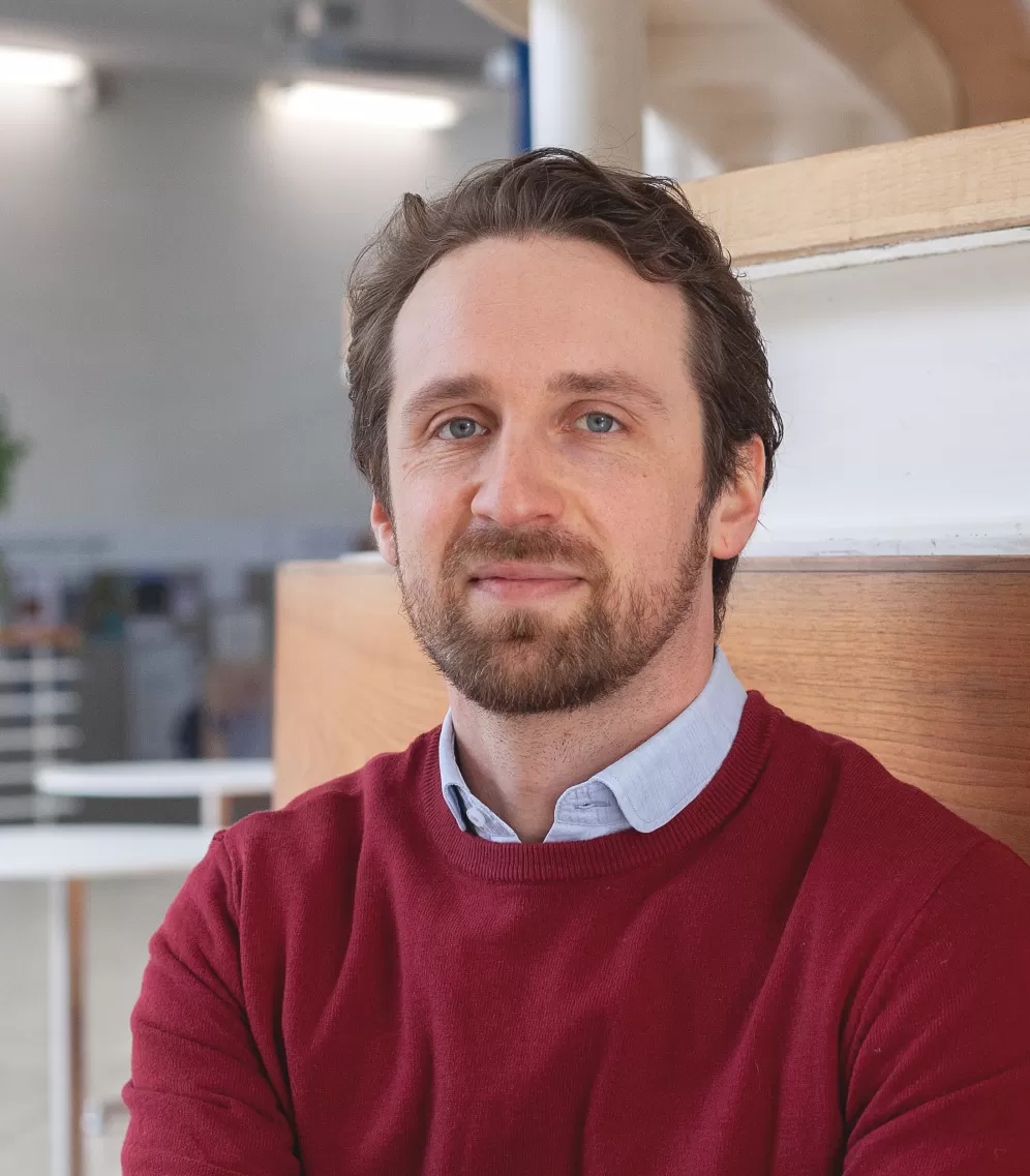 Porträt von Jörn Hosszú im Foyer