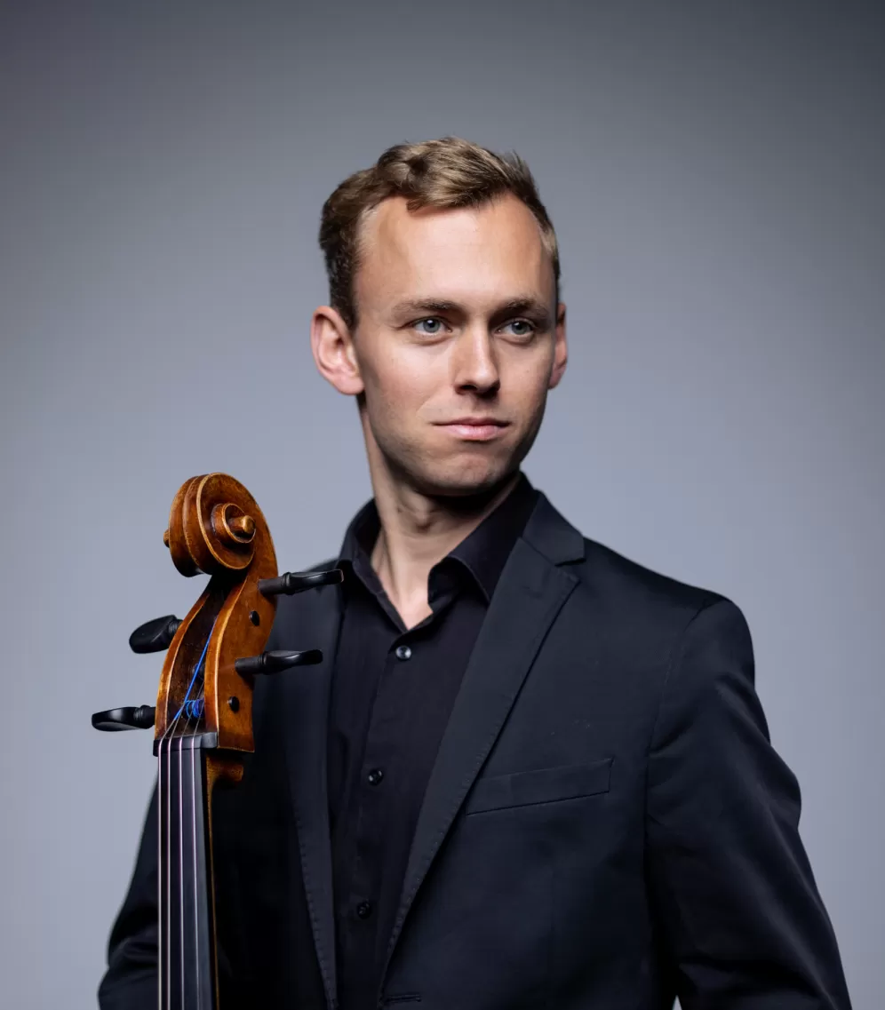 Porträt von Janis Marquard mit Cello