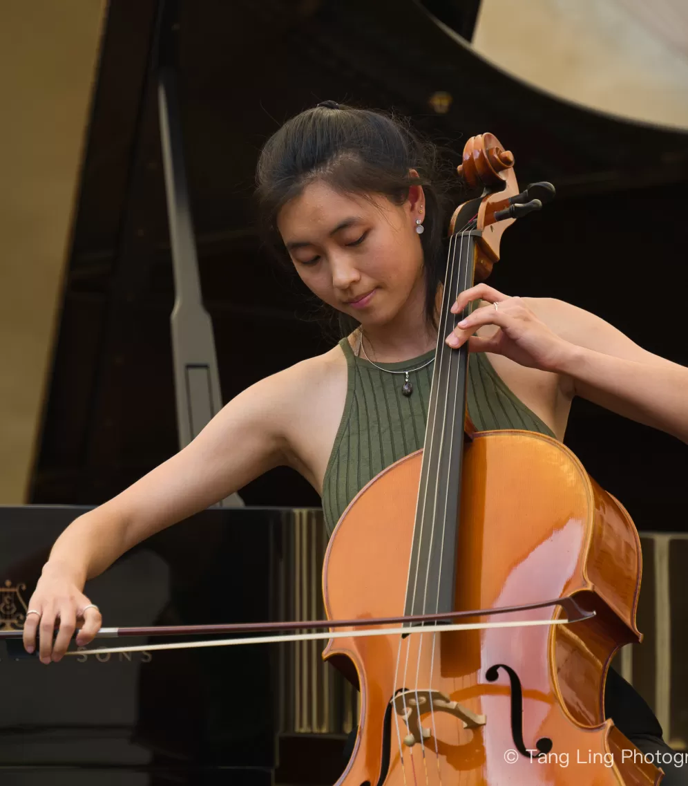 Mufei Feng beim Cellospielen