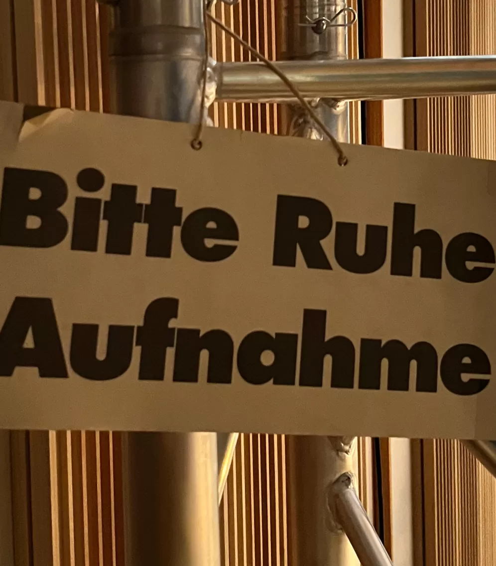 Schild mit der Aufschrift "Bitte Ruhe, Aufnahme" im AV-Studio der HfMDK