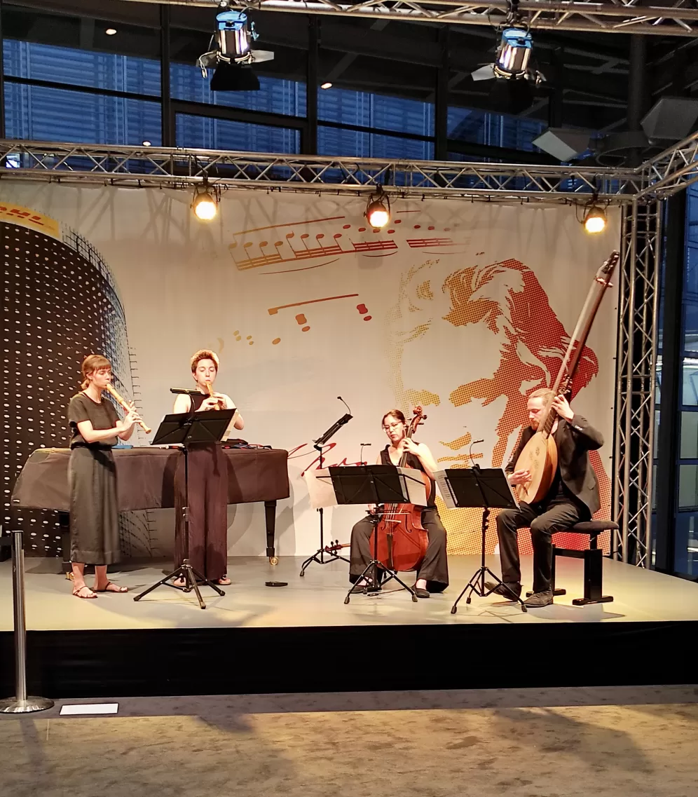 Vier Musiker*innen mit historischen Instrumenten auf der Bühne des Beethovenfests