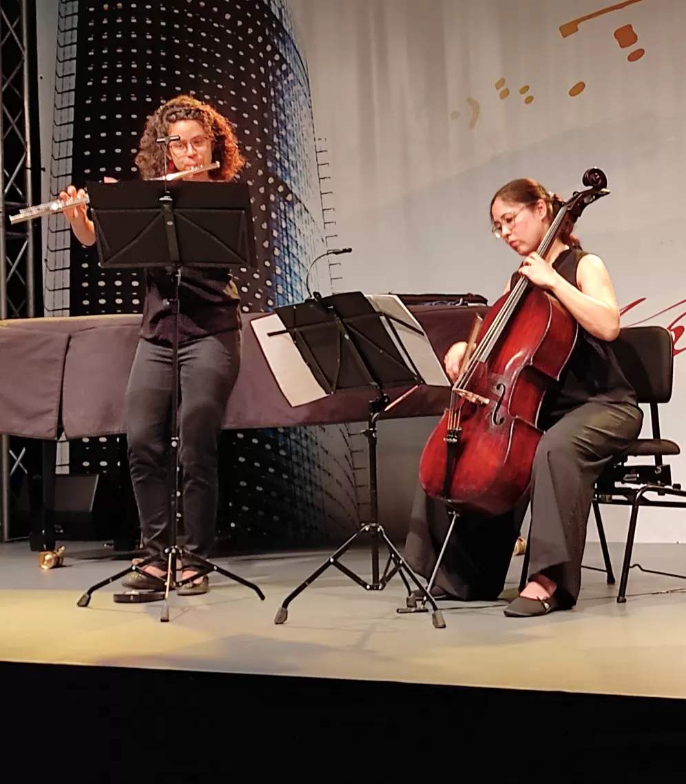 Querflötistin und Cellistin auf der Bühne beim Beethovenfest