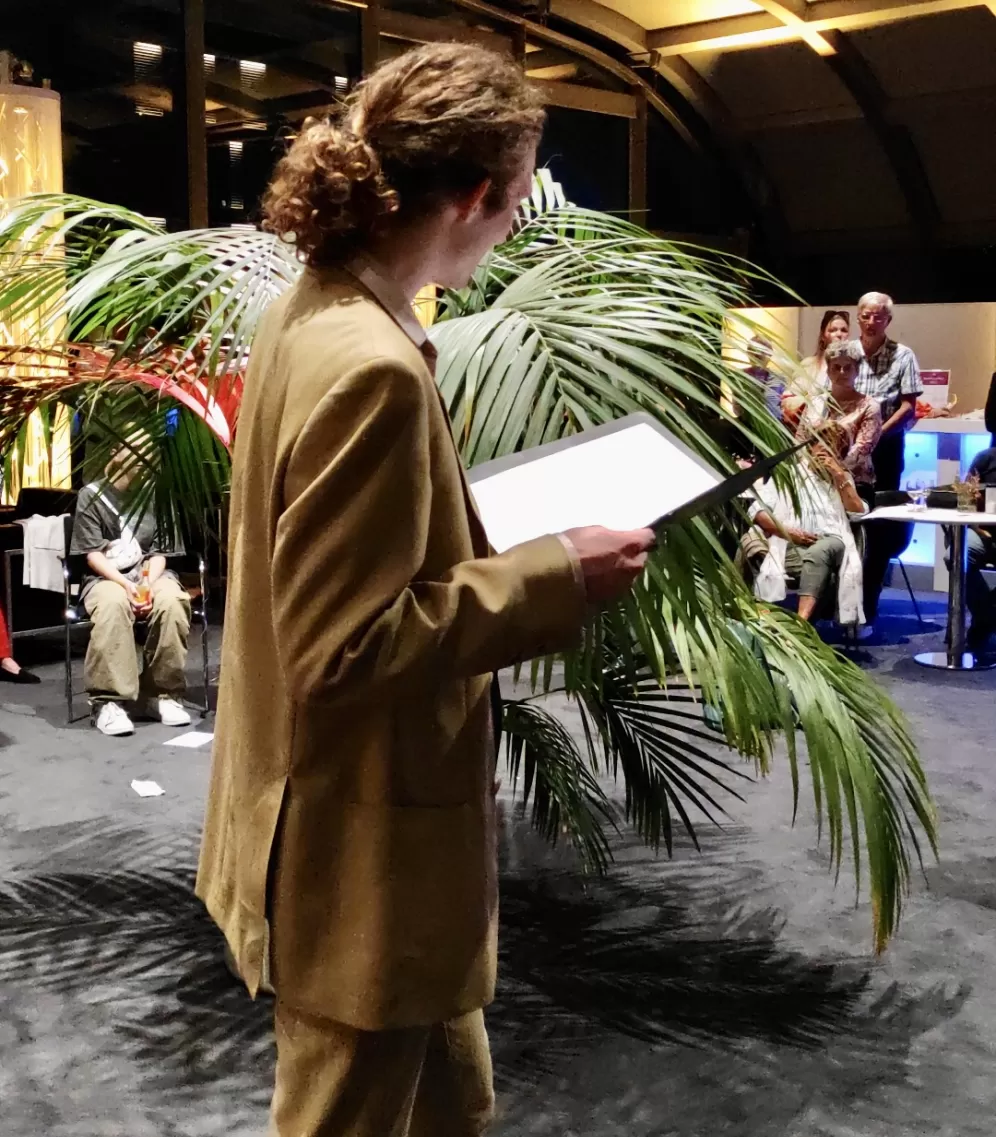 Student mit Textblättern in der Hand während einer Performance