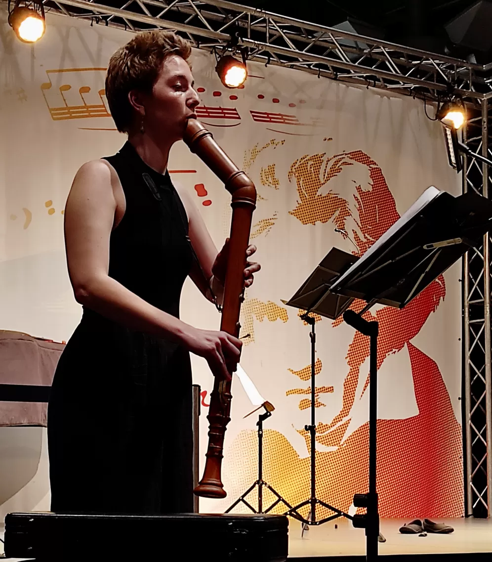 Musikerin spielt Blockflöte