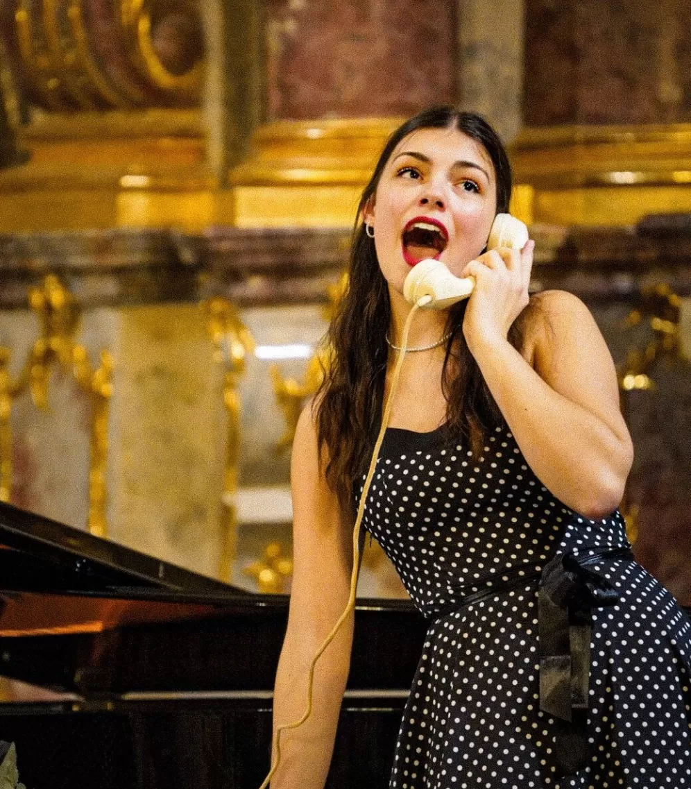 Madelaine Schwer singend