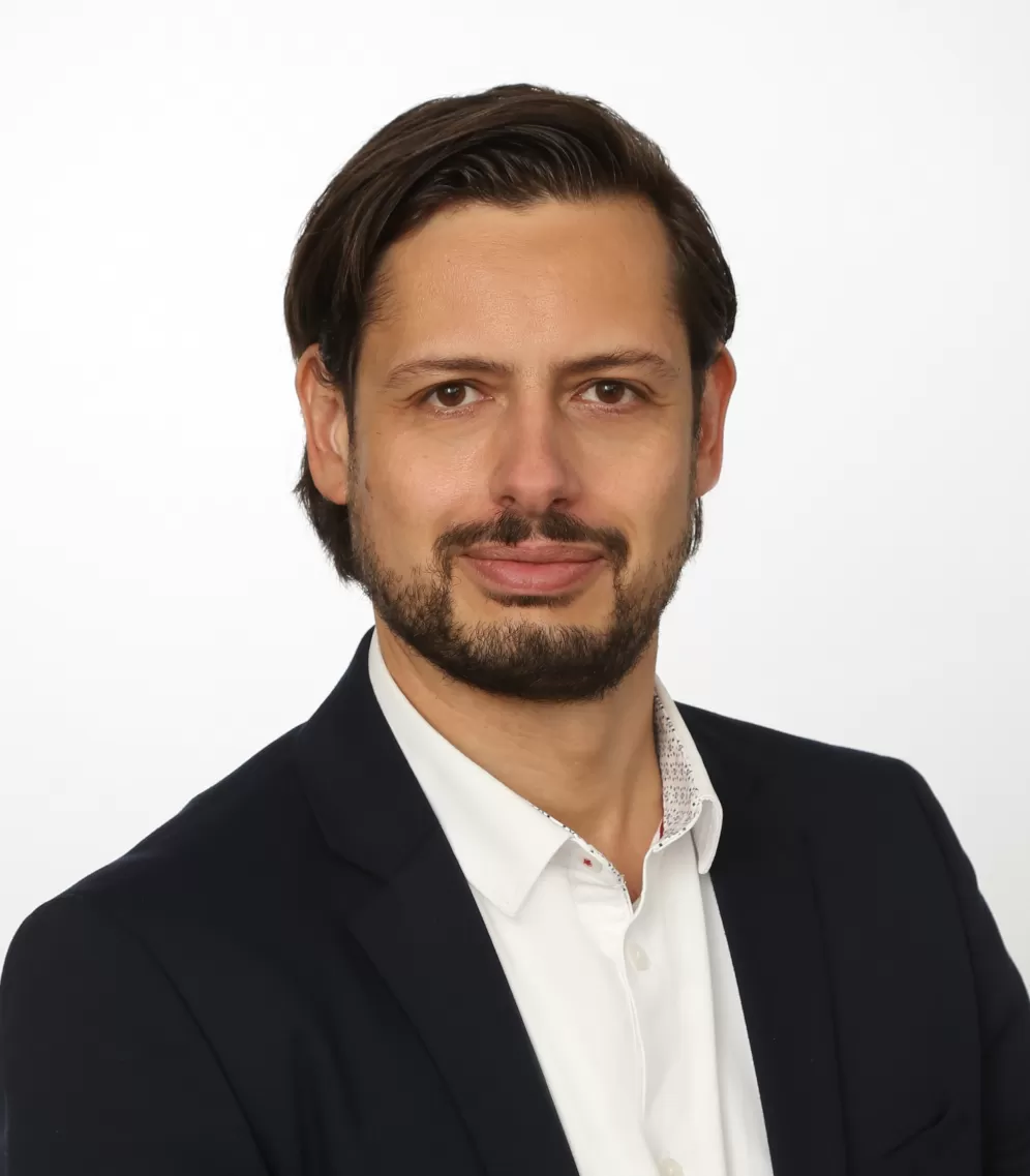 Ein Foto von Bernhard Siebert mit weißem Hemd und dunklem Jackett