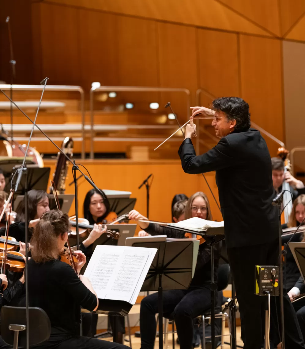 Prof. Michael Sanderling dirigiert das Orchester.