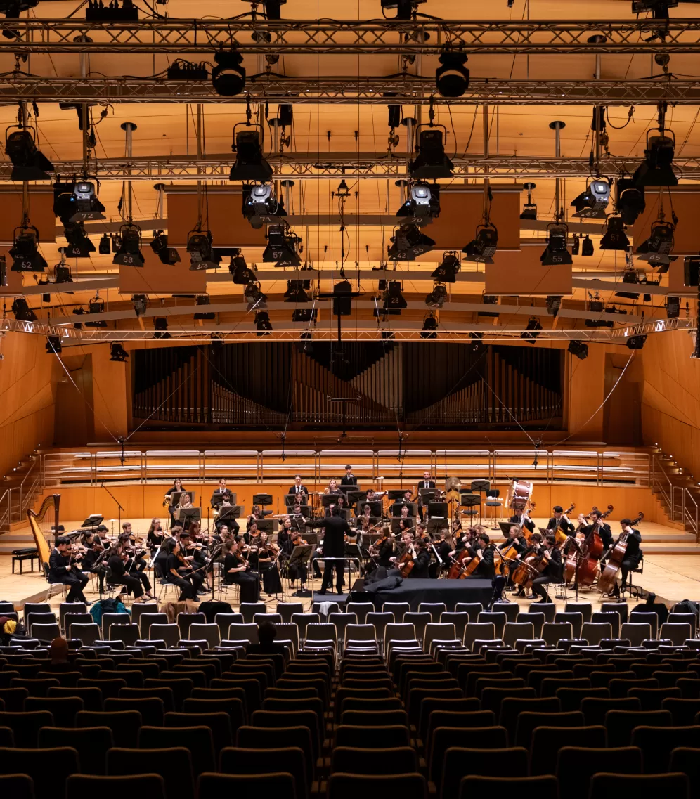 Zu sehen ist das Symphonieorchester der HfMDK auf der Bühne des leeren hr-Sendesaals.