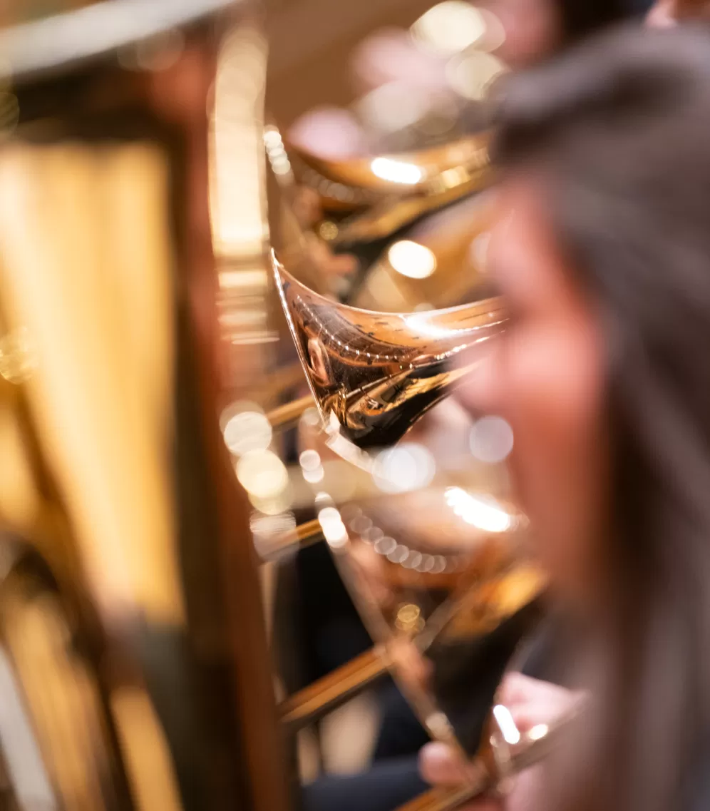 Zu sehen ist das tiefe Blech des HfMDK Symphonieorchesters.