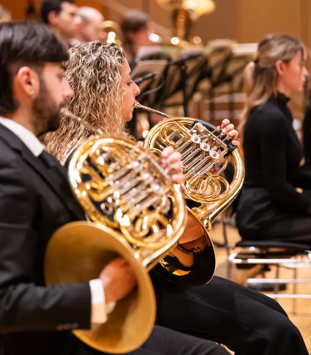 Ein Hornist und eine Hornistin beim Orchesterkonzert im hr-Sendesaal