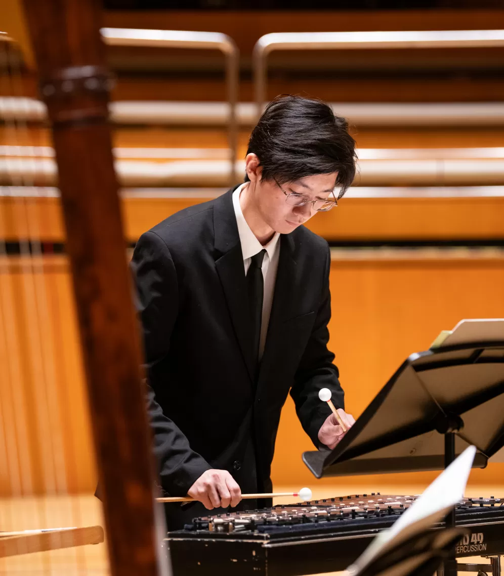 Ein Perkussionist beim Orchesterkonzert