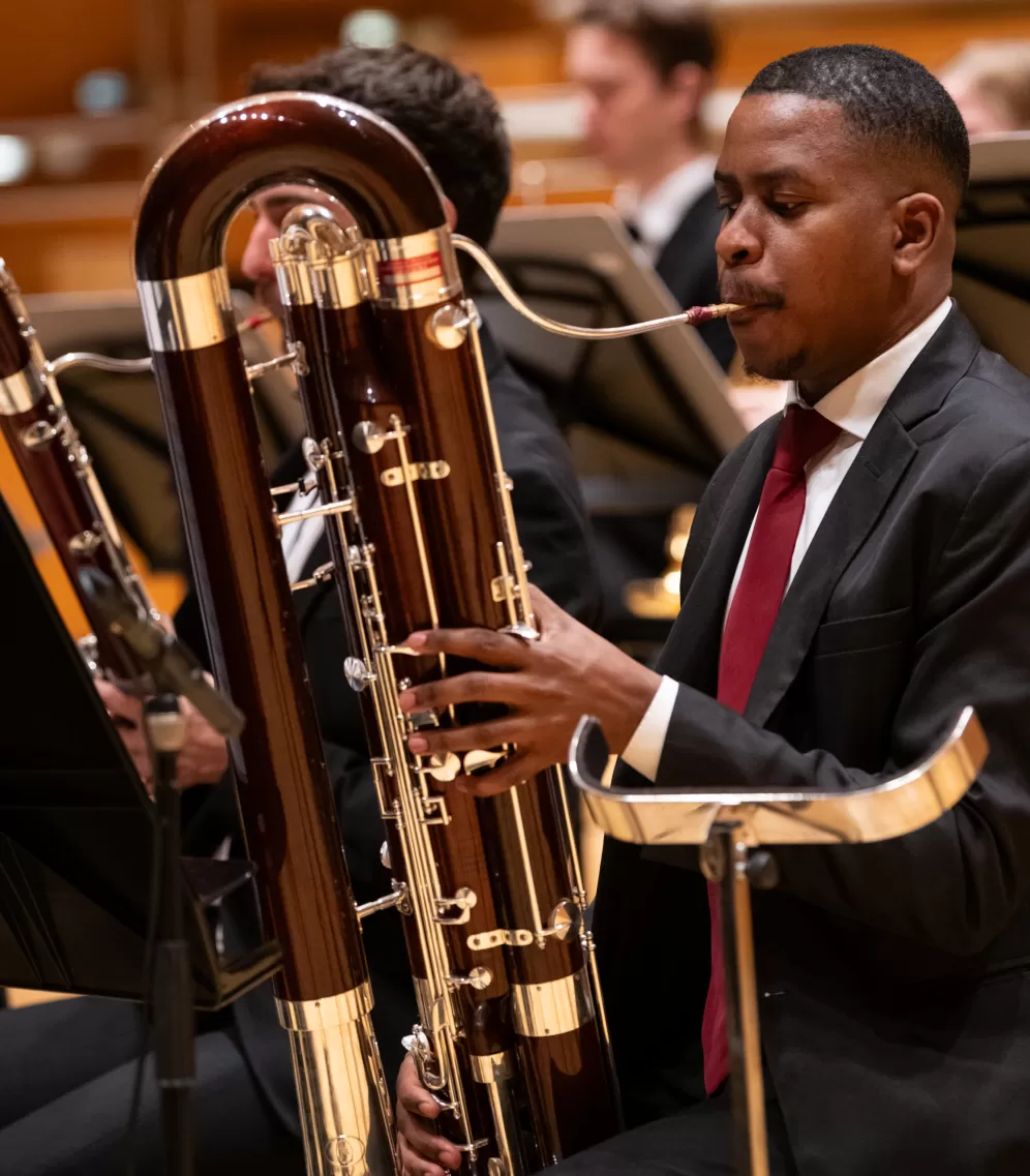 Ein Student spielt Kontrafagott im Orchesterkonzert