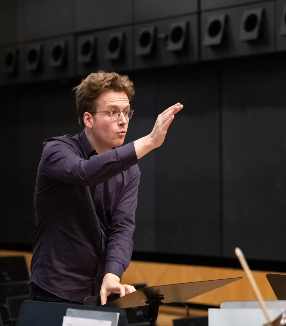 Dirigier-Student Klaus vor dem Ensemble